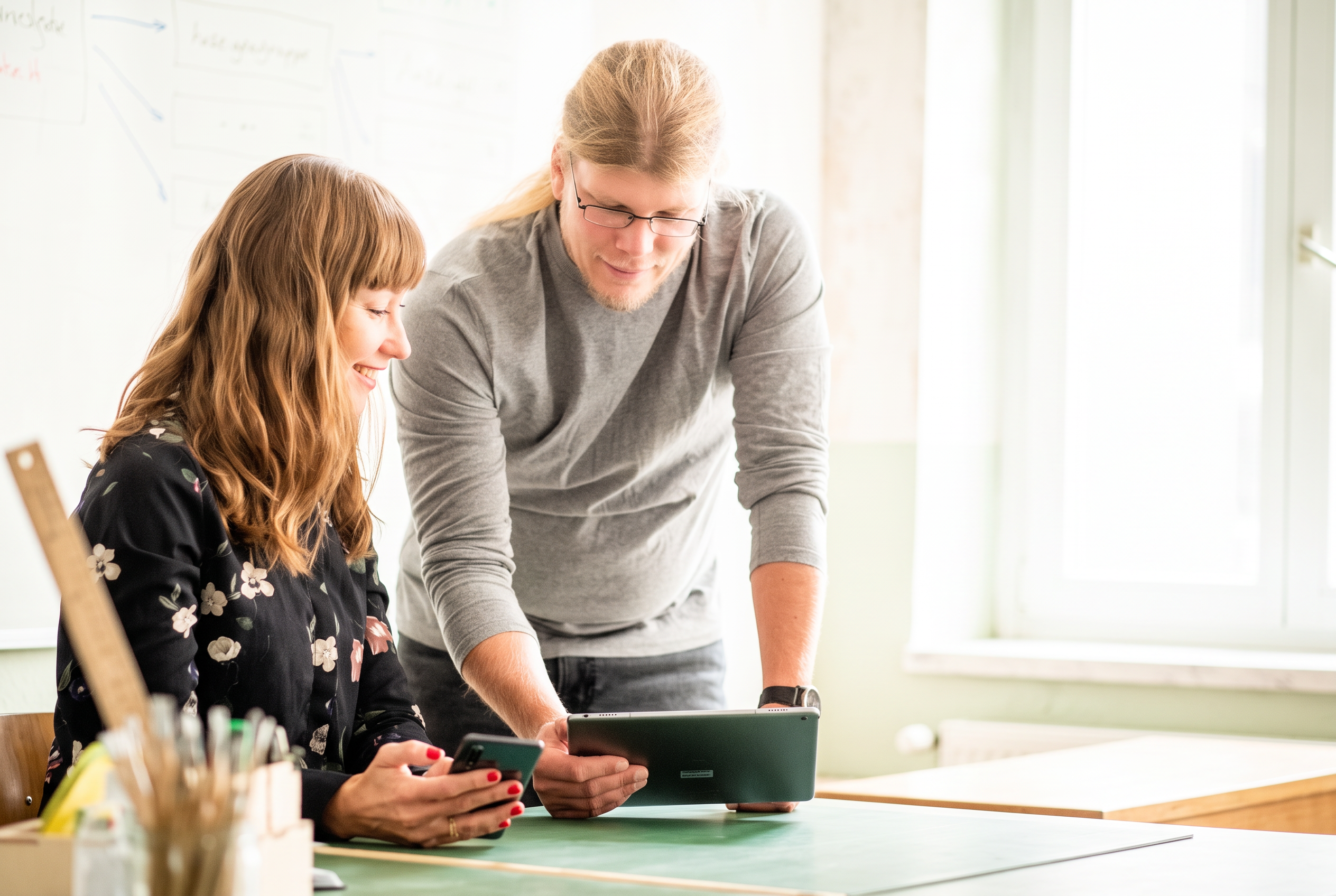 Melani Okon im Gespräch mit einem Klienten am Arbeitstisch.